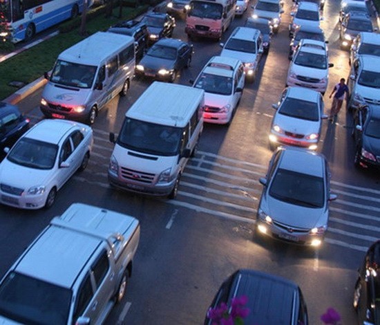 自2018年1月1日起，凡以進口零組件生產、組裝，全新或未經使用的進口8至9座位汽車，在推出市場銷售之前，必須貼上能源標籤。（示意圖源：互聯網）