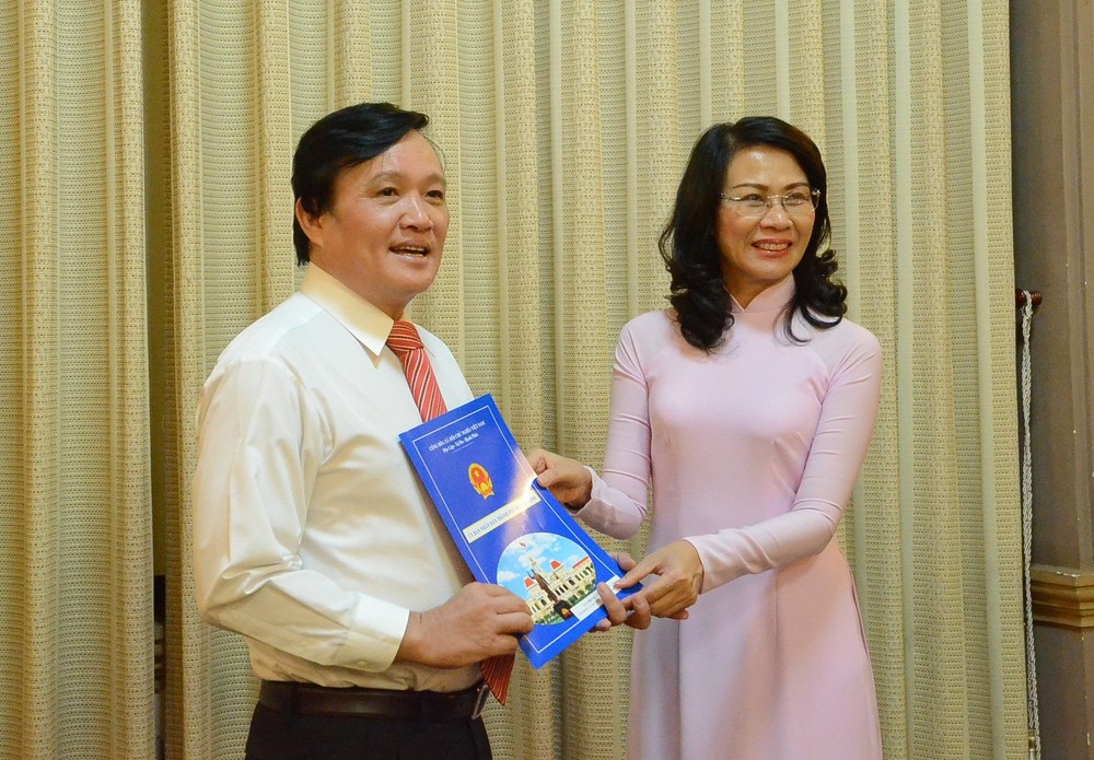 市人委會副主席阮氏秋向馮功勇同志頒授市人委會的《決定》。（圖源：Ph.Anh）