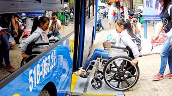 殘疾人士乘公交車不用買票。