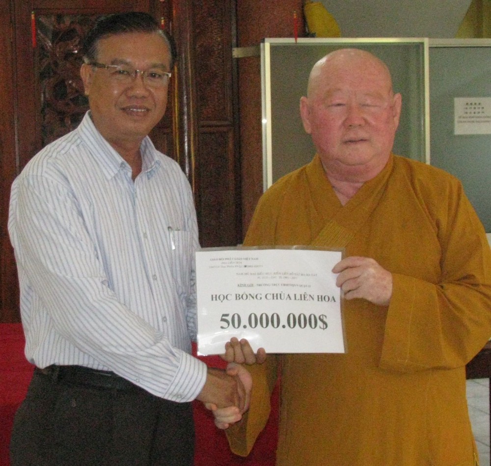 釋惟鎮住持向第十一郡祖國陣線委員會贈送勵學基金。