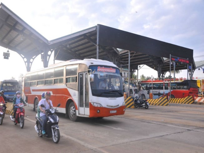 數十名司機昨(12)日繼續用零錢支付同奈省展邦縣中和鄉邊和市繞道公路收費站的過路費，導致1號國道交通癱瘓，迫使收費站放行。（圖源：互聯網）