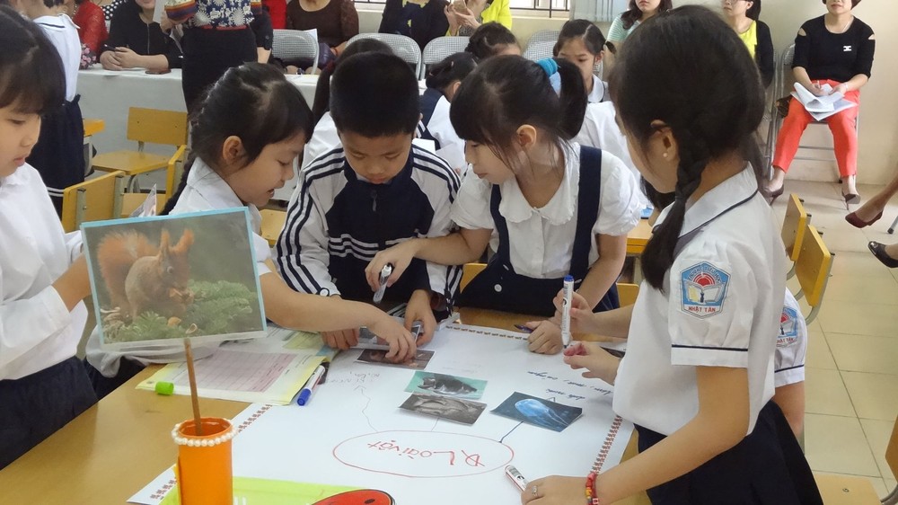 按先進學校模式學習的學生們。（圖源：雲英）