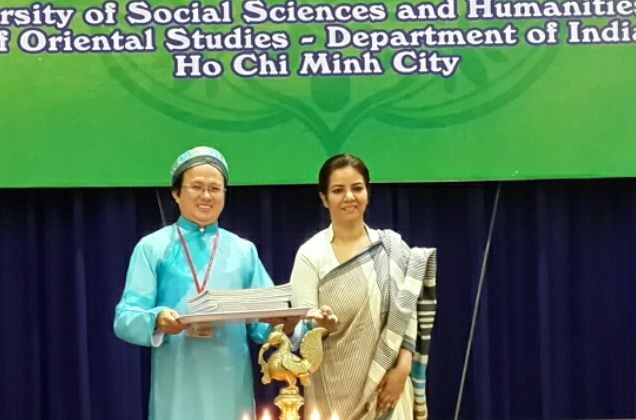 印度總領事(右)贈送各種書籍共500本。