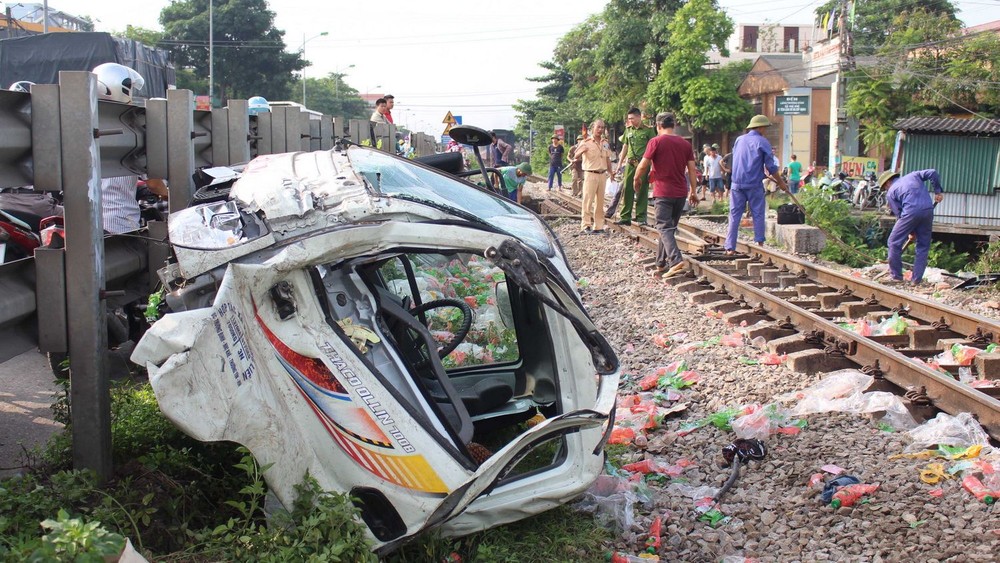 列車與卡車相撞後，導致卡車的駕駛室被拋離約30米遠，幸好沒造成人命傷亡。（圖源：互聯網）