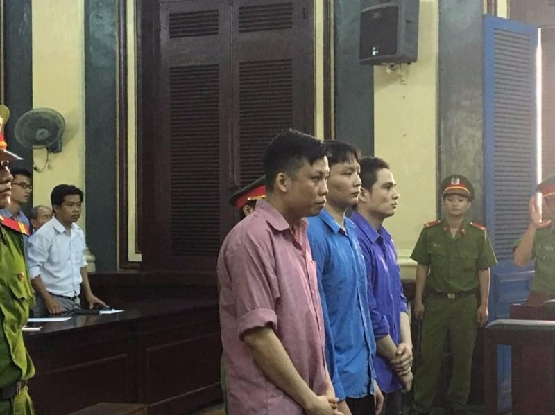 三名被告站在被告席上聽宣判。（圖源：黃燕）