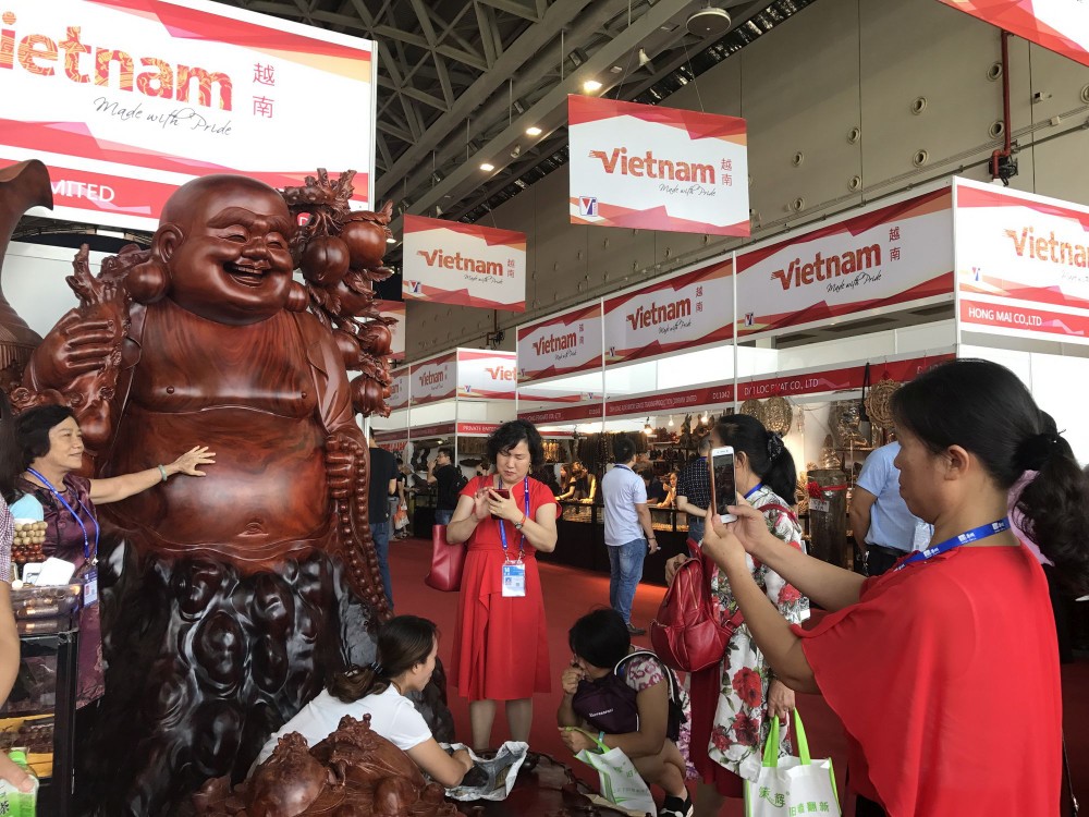 中國消費者喜愛越南紅木傢具和工藝品。