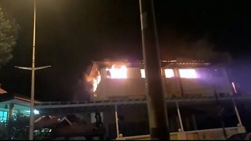 起火時，路上有燒焦味飄散。（圖源：互聯網）