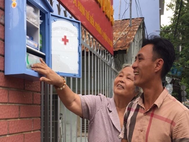 民眾對路邊的醫療箱很感興趣。