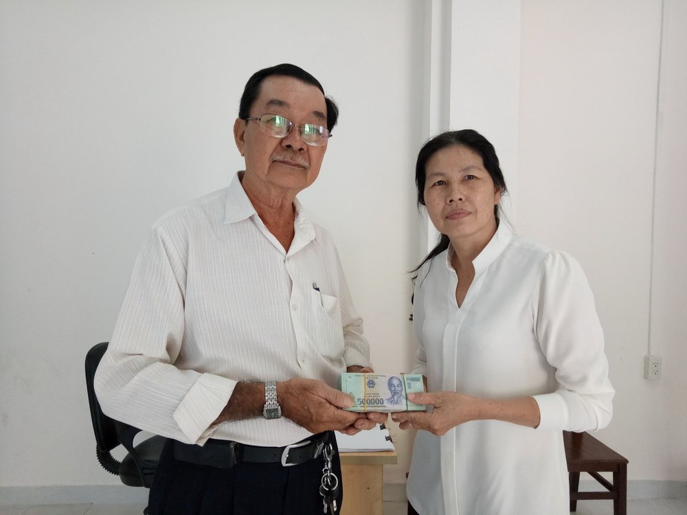 該宮副理事張興盛把善款轉交予故鄉人道中心管理人謝氏梅。