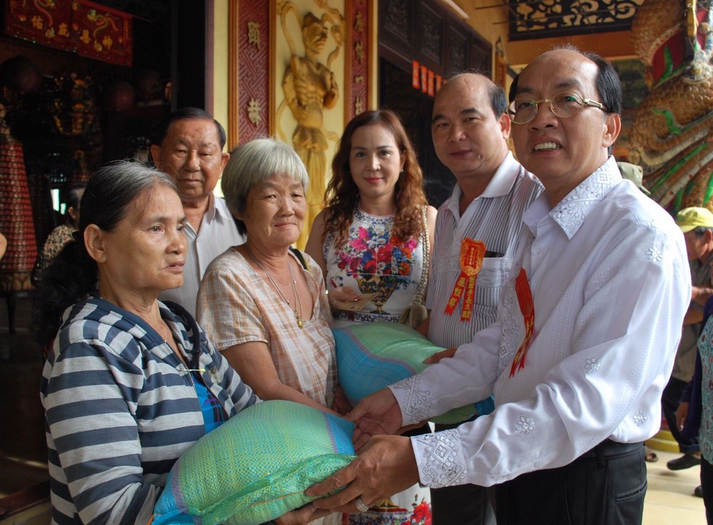 本報向第六及平新郡華人贈送禮物 ảnh 1