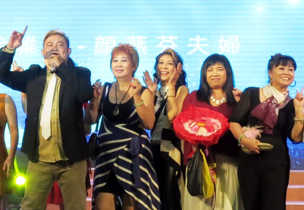 蔡榮（左一）將與歌友們同台高歌。