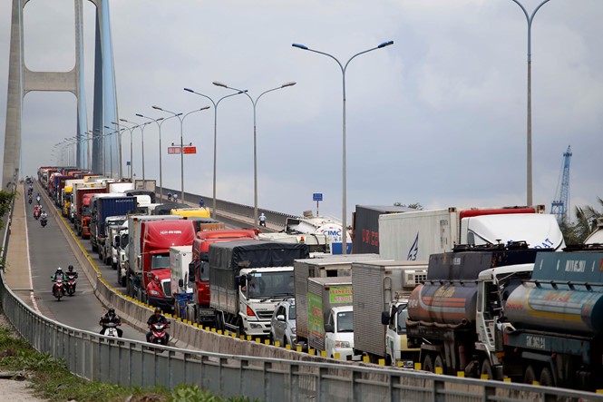 集裝箱車堵塞在從第七郡前往桔萊港方向的 富美橋上。