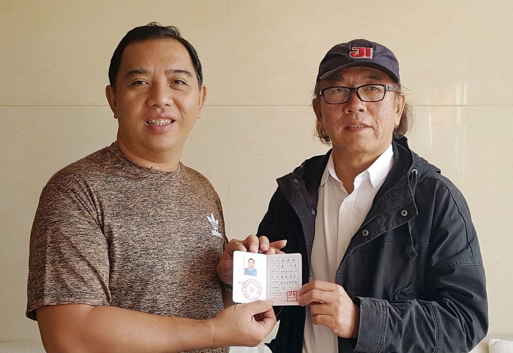 林漢城（左）接受秦維國院長頒發院士聘書。