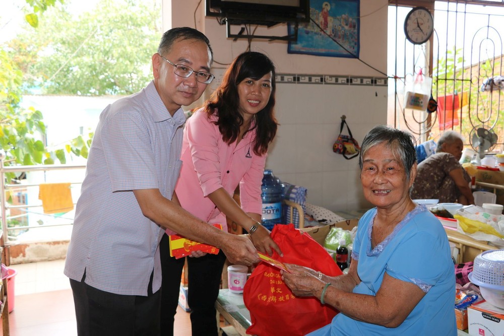 本報向玉光和林觀寺長者送禮 ảnh 1