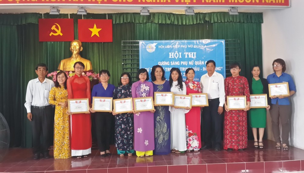 第六郡婦女會向得獎者頒獎。