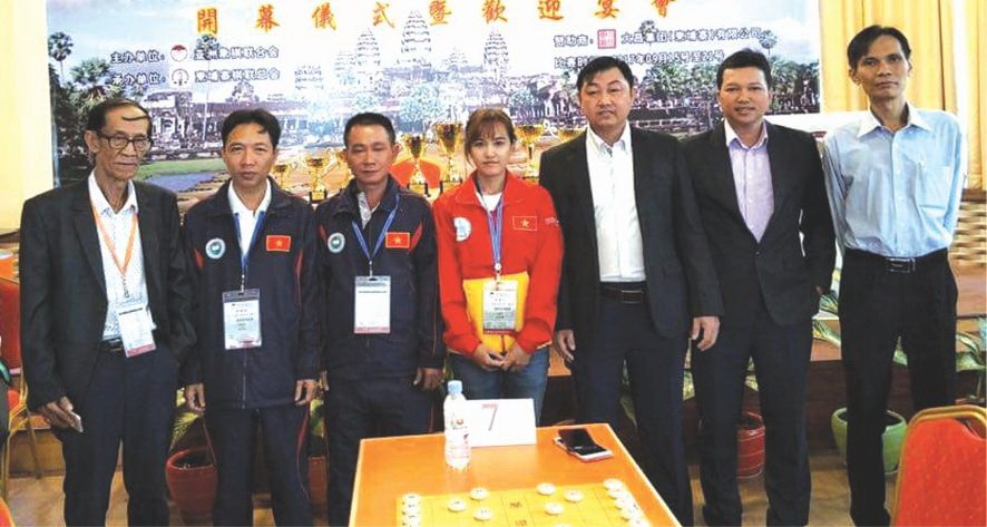 華人棋手范啟源（右一）與我國棋隊合照。