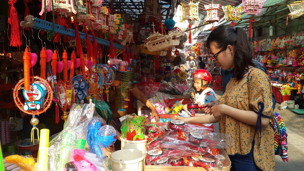 梁汝學花燈街一隅。