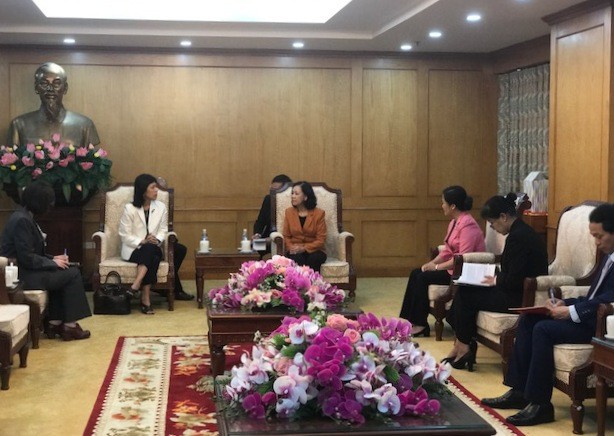 中央民運部長張氏梅(右)接見加拿大駐越南特命全權大使平‧基特尼克尼(Ping Kitnikone)。（圖源：明珠）