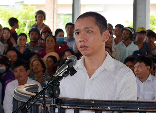 被告人黎林興站在被告席上答法官問案。（圖源：九龍）