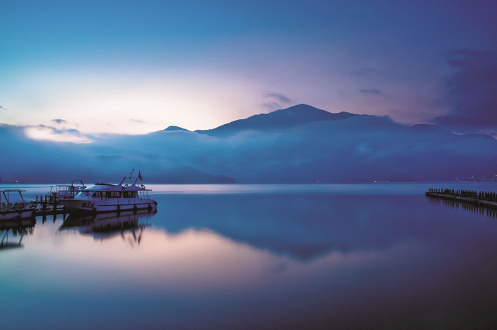 夜裡日月潭像是披上一層薄紗。（圖源：互聯網）