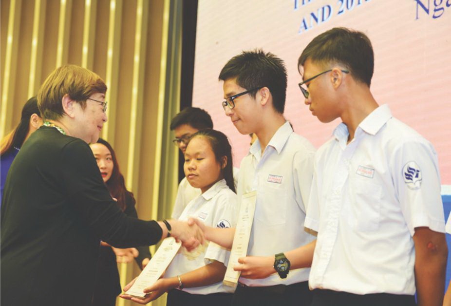 375 優秀生獲贈獎學金。