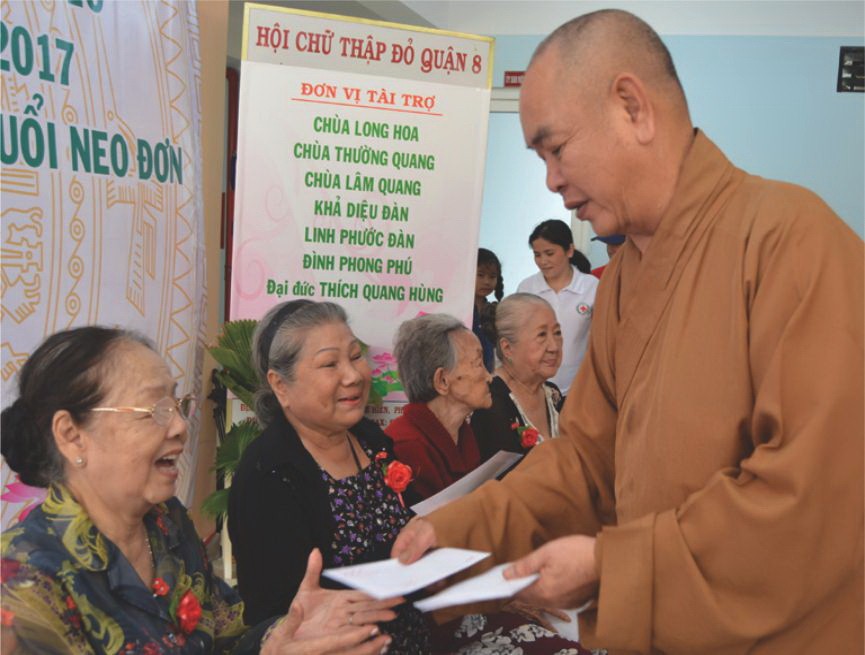 郡紅十字會輔助會會長釋慧功代表向高齡人贈送禮物。