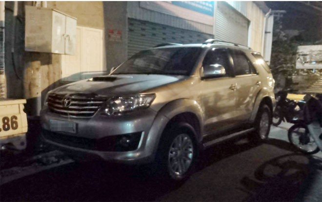 停車去用晚餐回來時，車主發現車門被砸碎。（圖源：越民）