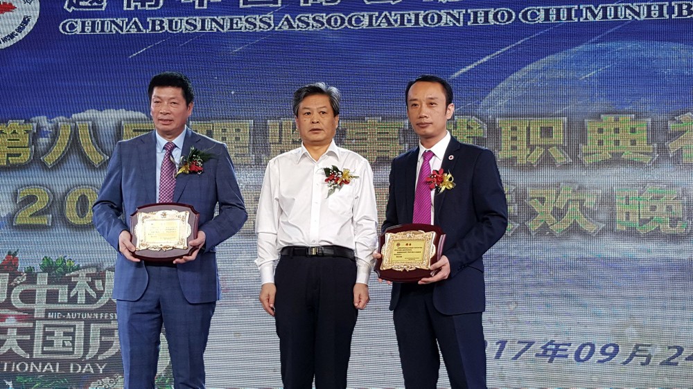 陳德海總領事（中）授牌給翁明照會長（左）和柯育監事長。