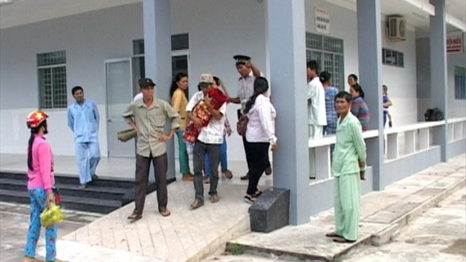 年輕父親含淚抱著女童屍體送回去辦理後事。（圖源：阮七）