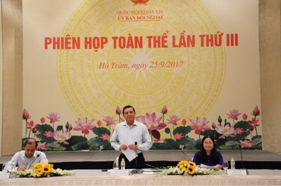 國會對外委員會主任阮文饒(中)在會議上發表講話。（圖源：艷瓊）