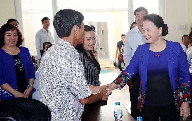 國會主席阮氏金銀與芹苴市丐冷郡富庶坊選民握手交談。（圖源：仲德）