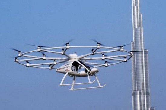 這款「飛的」的飛行時間最長可達30分鐘。(圖片來源：AFP)