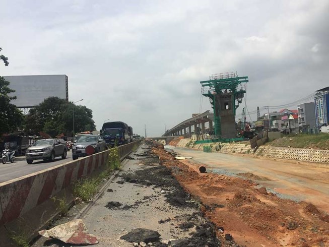 市國立大學交通樞紐引出隧道的路段仍未完成，車輛須在 狹窄的路面上行駛。