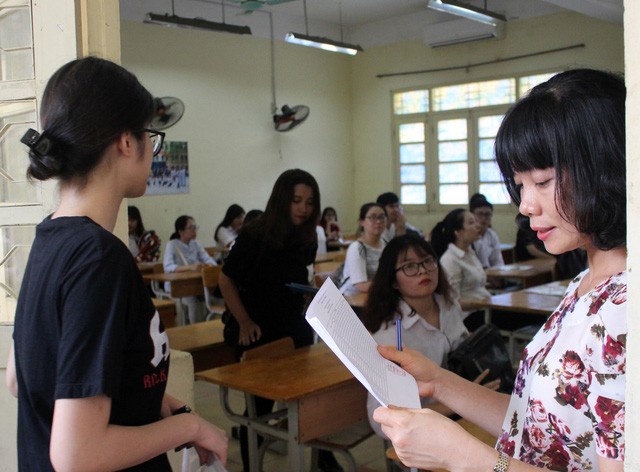 參加2017年國家高考的考生在考場辦理考試 手續。（圖源：互聯網）