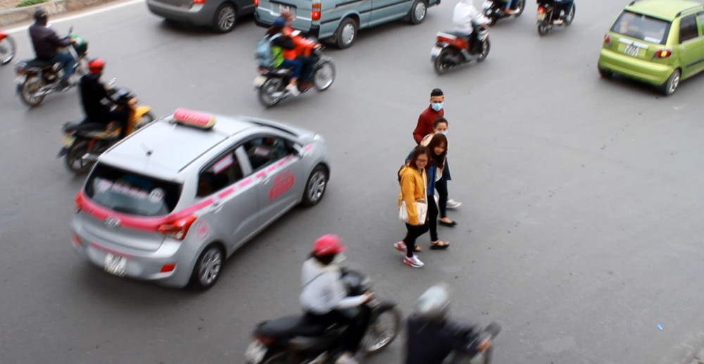 無視密集車輛，很多民眾若無其事地橫過馬路。 