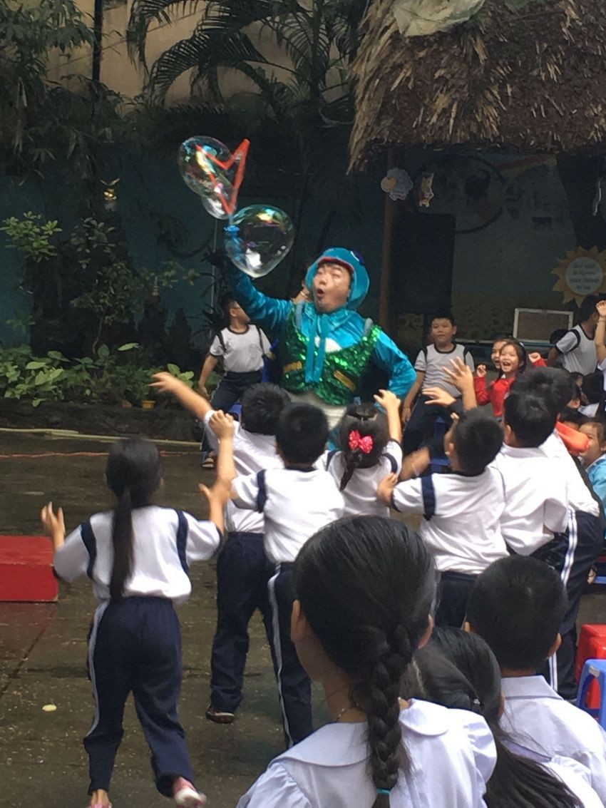 明道小學邀請雜技演員表演節目讓學生觀賞。