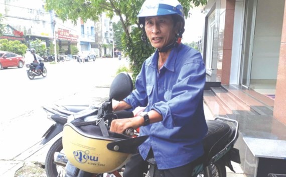 拾金不昧的“摩的”司機阮文雄大伯。（圖源：互聯網）