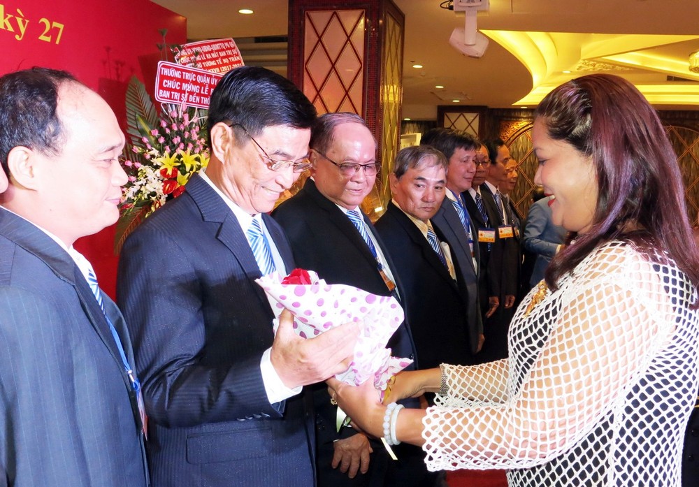 第六郡第六坊祖國陣線委員會主席阮氏翠絨 向理監事會送花祝賀。