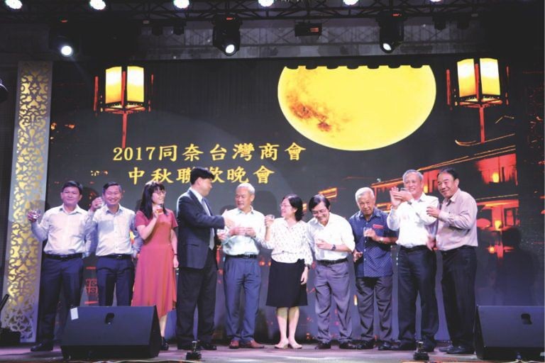 國會主席與兒童歡度中秋節 ảnh 2