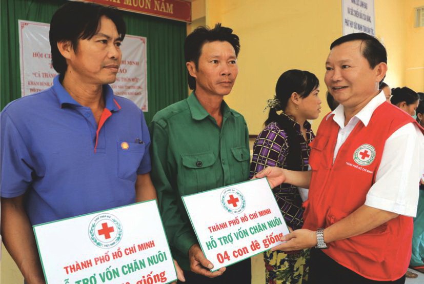 阮煌恩副主席向貧困戶贈送種羊。