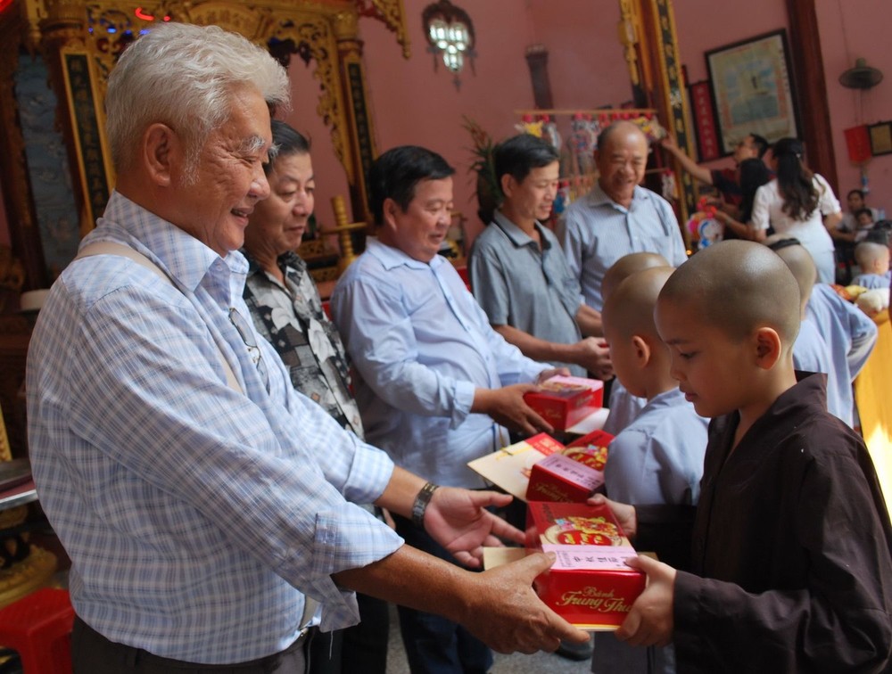 千禧龍傳媒中秋節關愛孤兒 ảnh 2