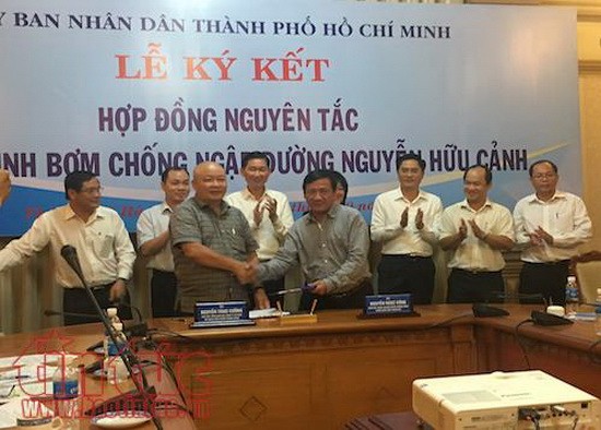 市治水計劃調度中心與光中工業集團股份公司為阮友景街租賃巨型治水泵水機項目簽訂原則合同。（圖源：互聯網）