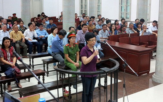 被告周氏秋娥站在被告席上答法官問案。