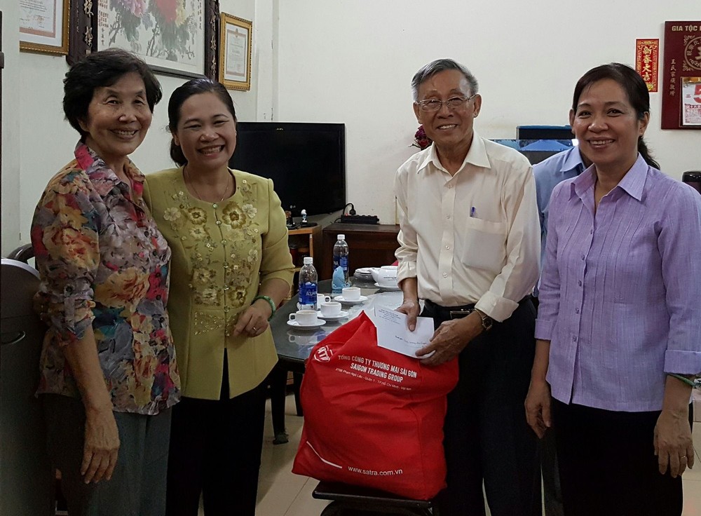 阮氏麗主任（左二）贈送禮物給王沛川校長（左三）。