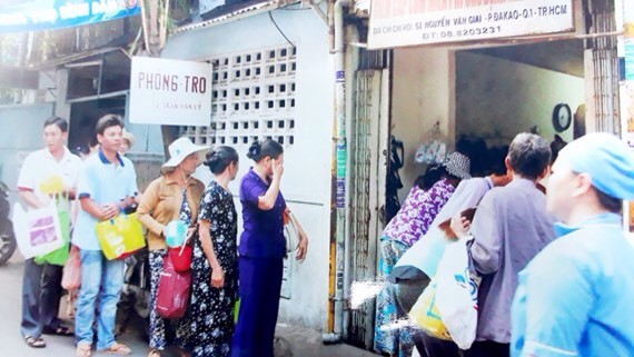 病人家屬排隊等待領取寶和慈善廚房在市腫瘤醫院提供的慈善 餐食。