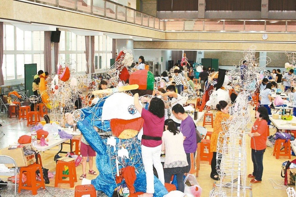 參加學做花燈。（示意圖源：互聯網）