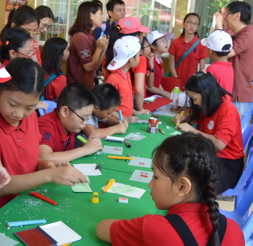 篆刻印章活動吸引眾多小朋友參與。