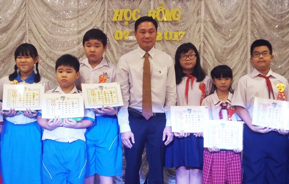 謝平國理事長向優秀子弟頒獎。