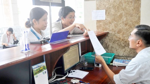 企業向市稅務局人員詢問稅務手續。