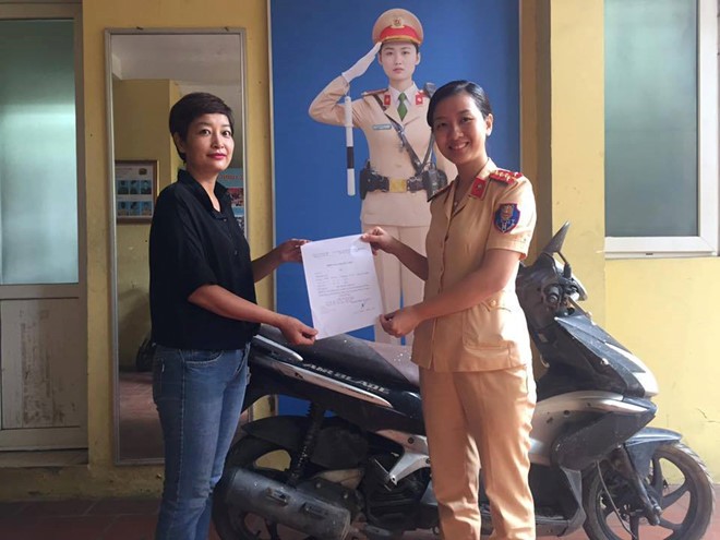 河內市公安交警科1號交警隊向裴氏芳慶交還於7年前遺失的摩托車。（資料圖源：CTV）